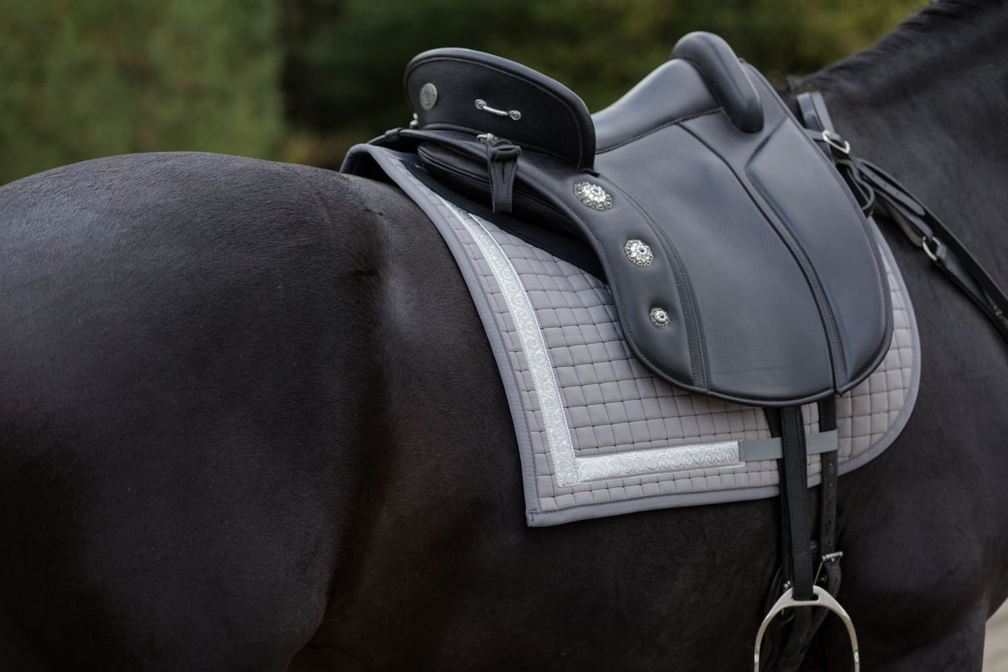 Barock Schabracke NALA polsterbar mit Lurexborte in Hellgrau