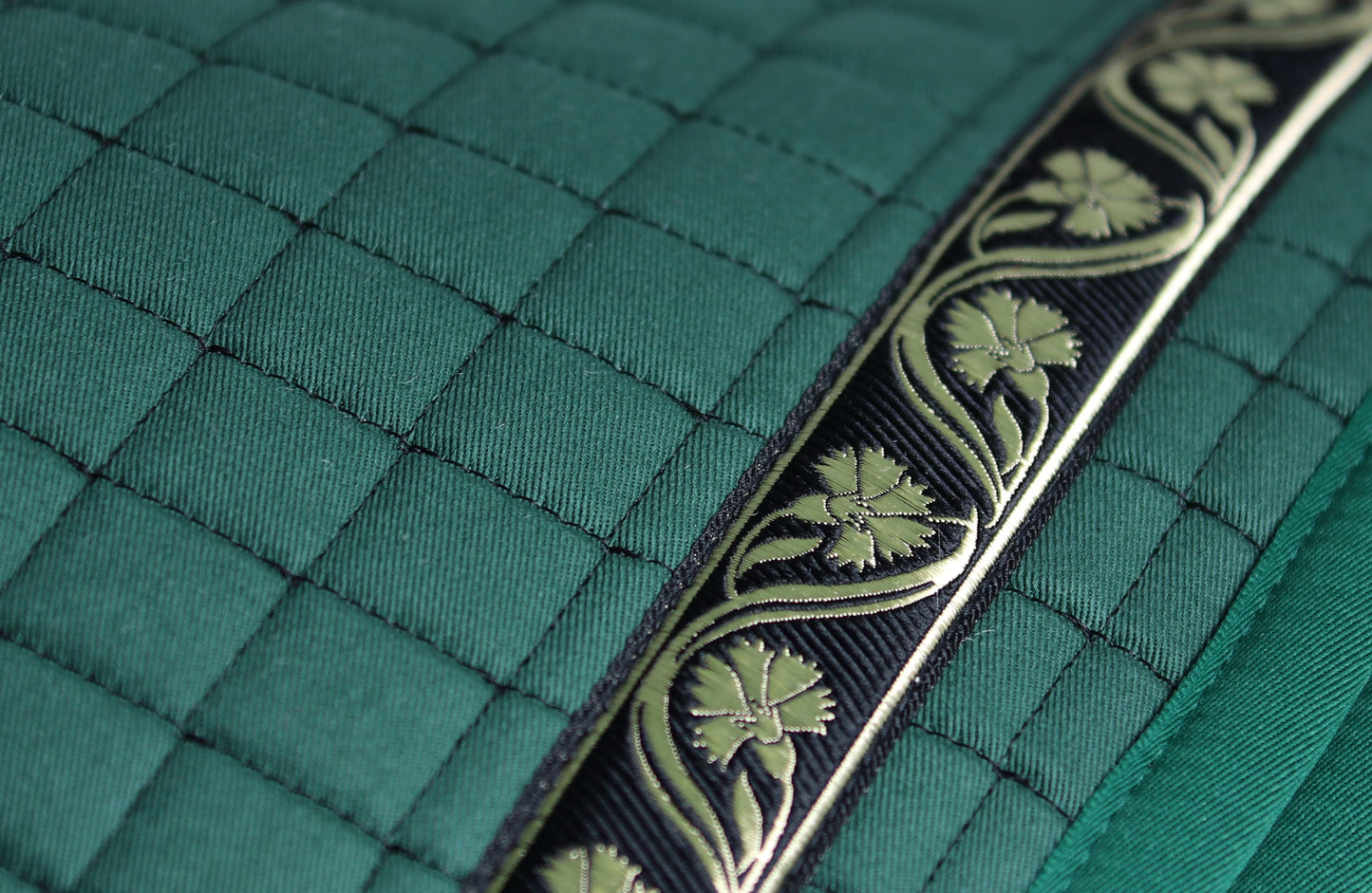 Schabracke FLORA mit edler Borte in Dunkelgrün