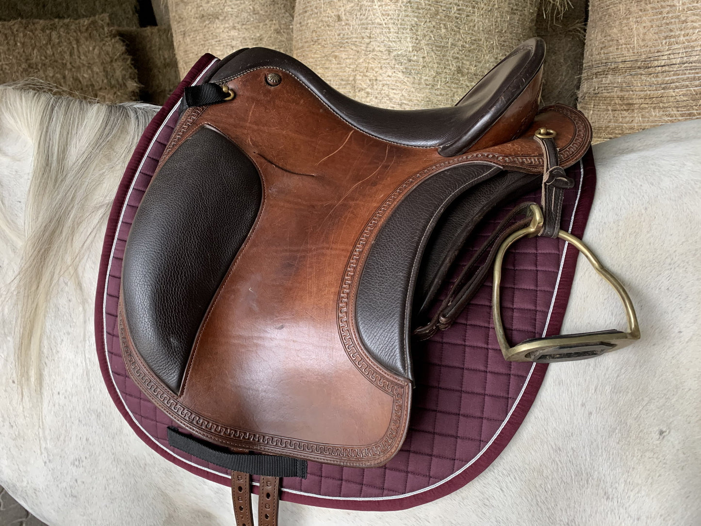 Satteldecke MARIA mit Silberlitze in Bordeaux