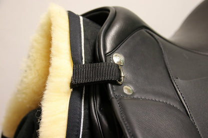Schabracke mit Silberlitze in Schwarz mit extra anatomischen Schnitt